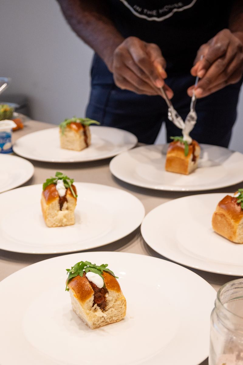 Chef emplatando brioche
