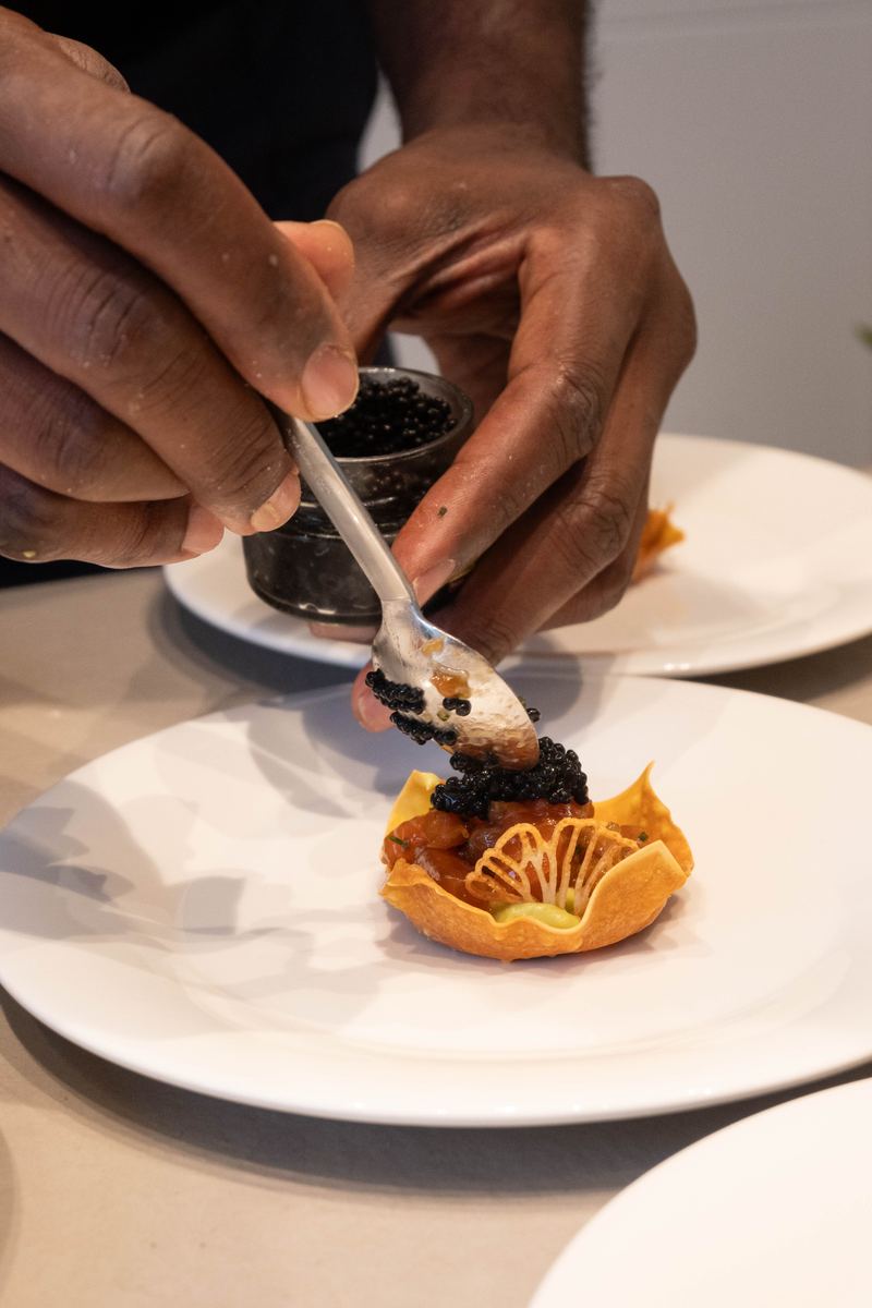 Chef emplatando con caviar