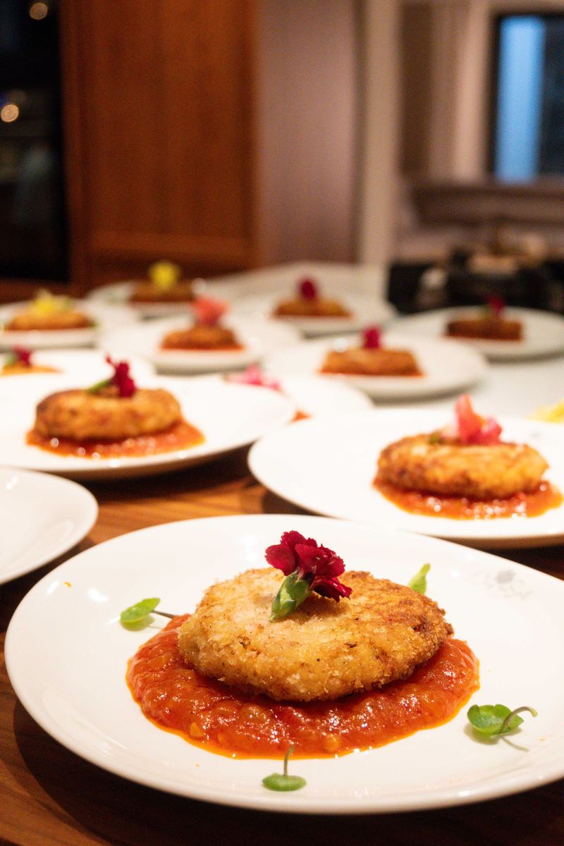 Croqueta sobre salsa de tomate